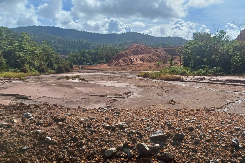 Kondisi aliran Sungai Hakatutobu yang tertutub sedimen ore nikel di Desa Hakatutobu, Pomalaa, Kolaka, Sulawesi Tenggara, 25 Februari 2025.